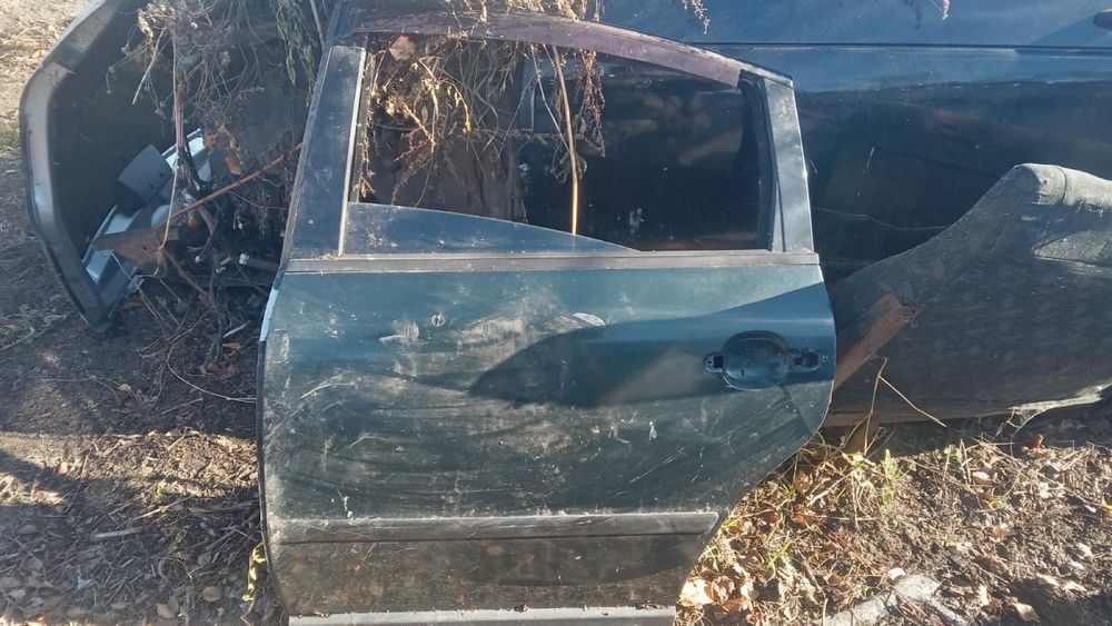 Продам двери пассат В 5 седан