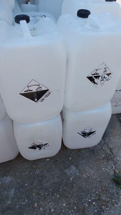 Bidoane canistre de plastic 13 lei și 15lei