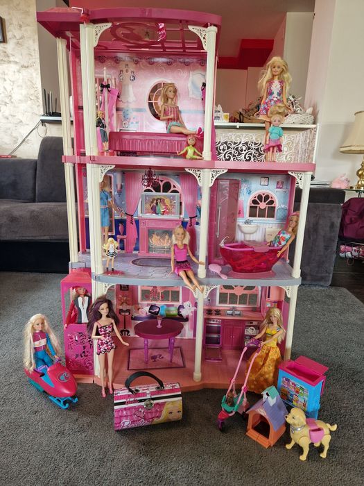 Casa Barbie mare cu 11 papusi si accesorii