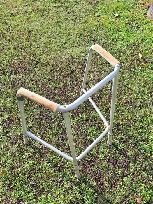 Scaun cu wc de camera si cadru metalic