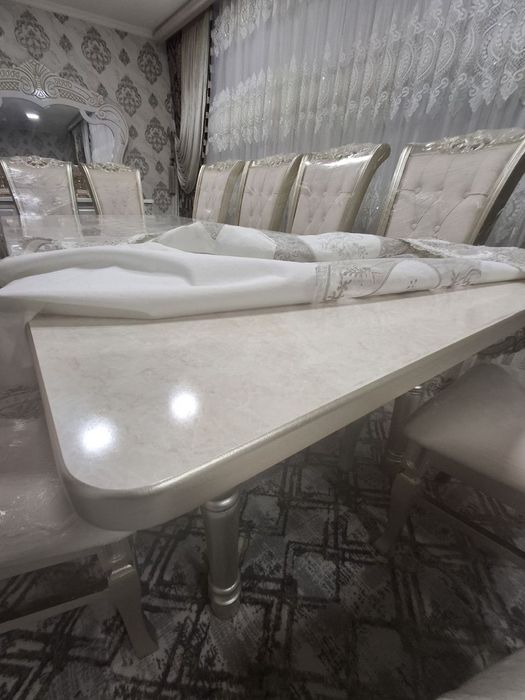 Oq rangli stol va 12 ta stul sotiladi. Holati yangidek.