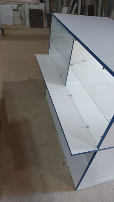 Продам срочно кассовый стол в хорошем состоянии