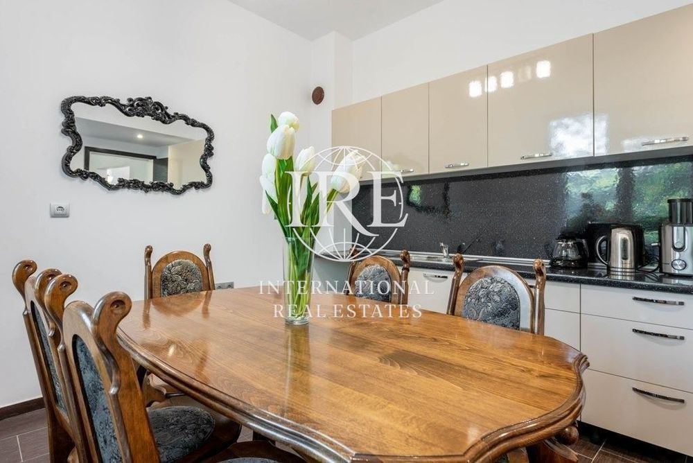 Дава се под наем Тристаен апартамент в Варна, Център - 110 кв.м за 897.6 € - Снимка #2
