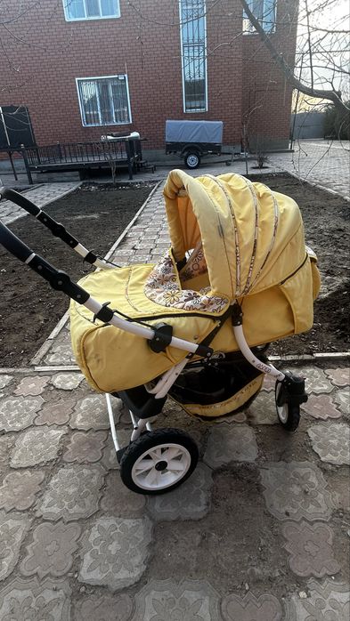 Коляска с люлькой