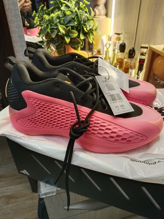 Adidas кроссовки.