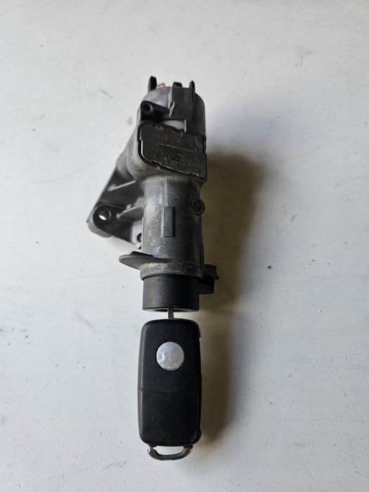 contact + cheie original volkswagen golf 4 / bora / passat b5 

stare