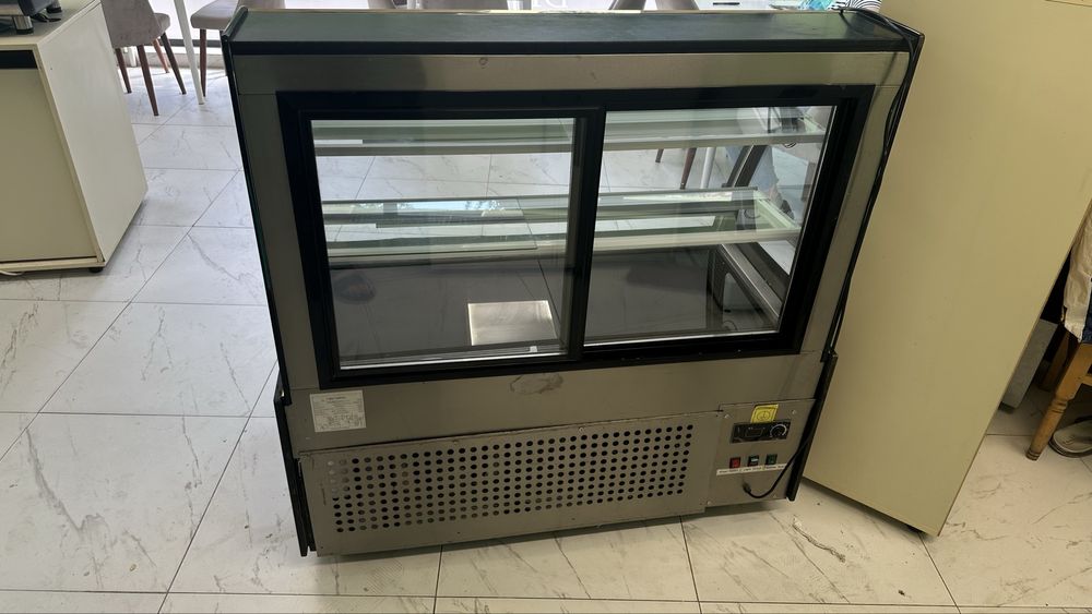 Хладилна витрина за торти