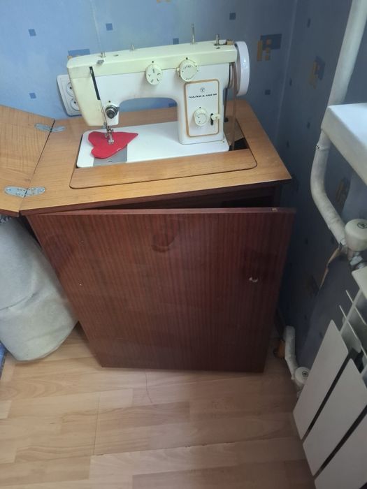 Продам швейную машинку Чайка.