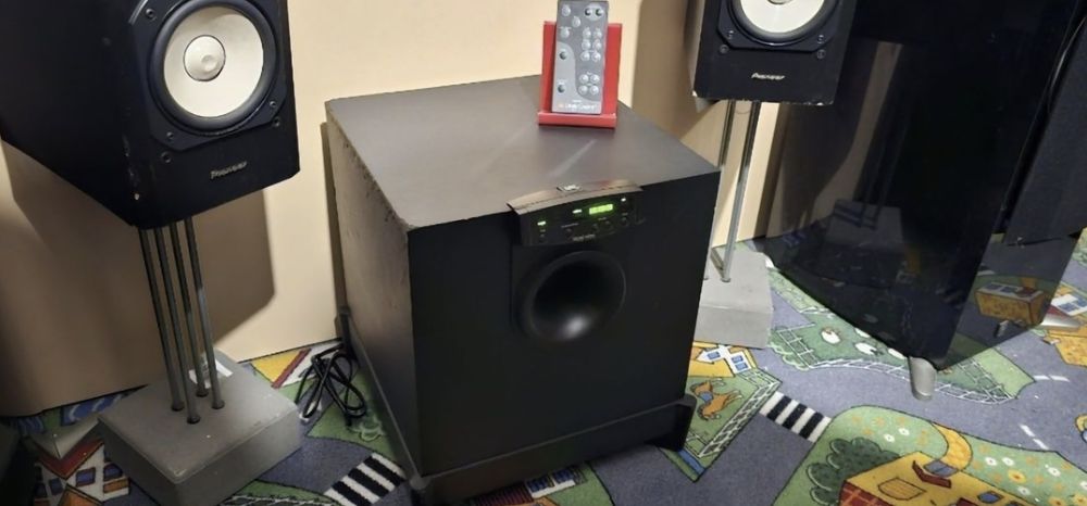 JBL SUB 300 subwoofer activ cu ieșire pentru 5 boxe sateliți