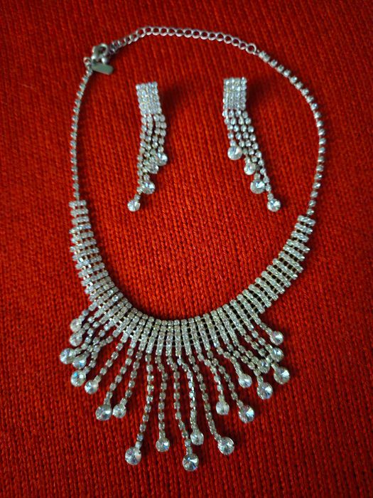 Колье и сережки со стразами