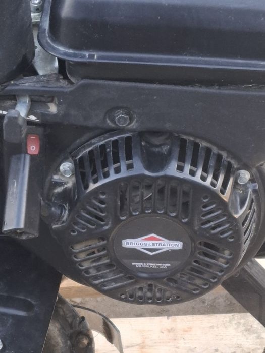 Vând motosapă Briggs&Stratton