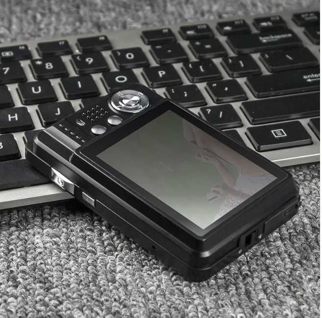 Cameră digitală nouă, perfectă pentru ITP, deoarece afișează data.