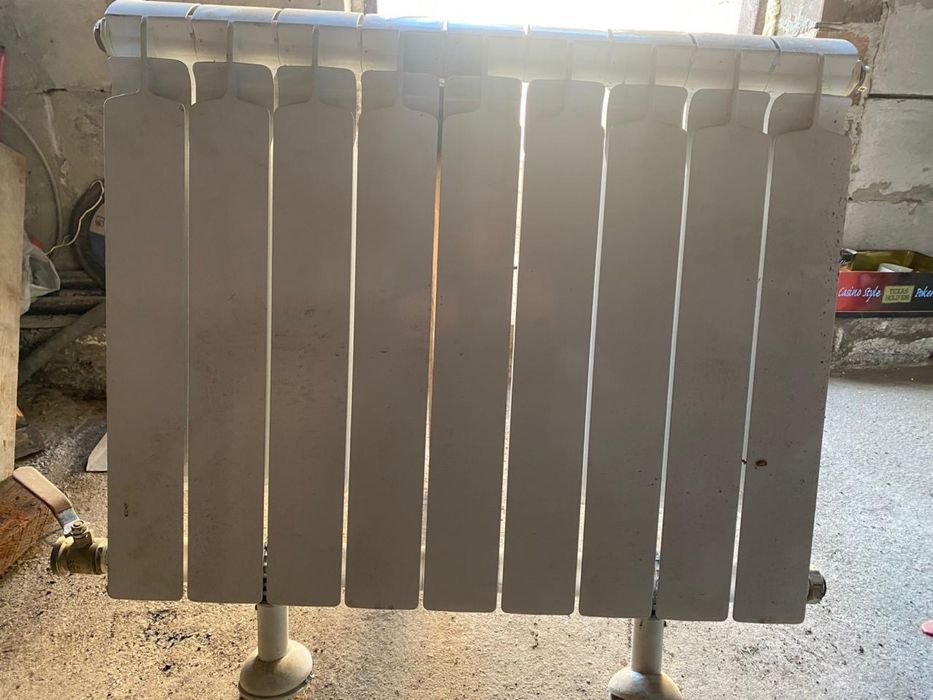 Радиаторы, домкраты, лестницы