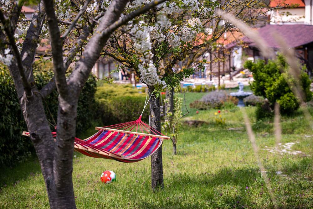 Луксозна къща с басейн, голям двор - парк, лятна веранда