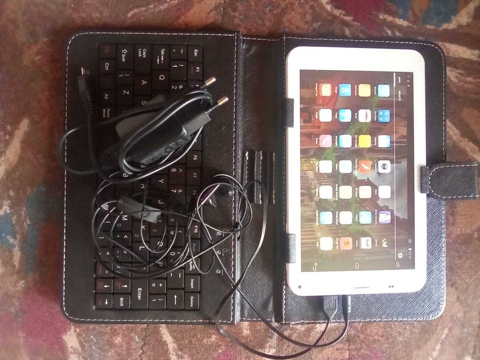 Tabletă Vonino, cu tastatură, husă, căști și încărcător incluse