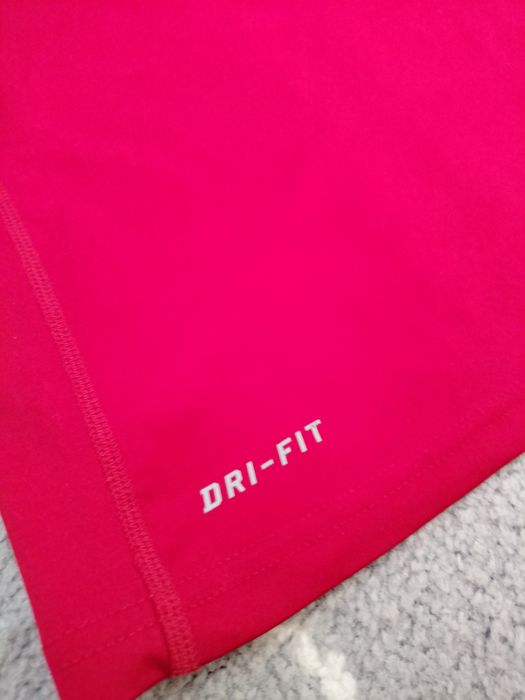 Червена Найк тениска