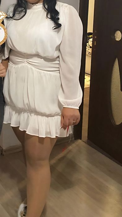Бяла елегантна рокля