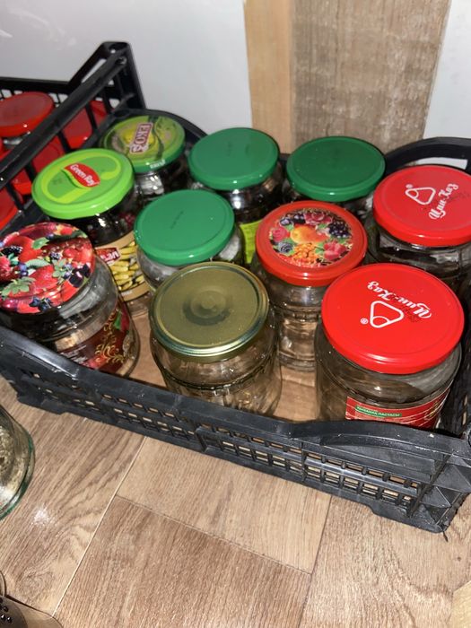 Чистые банки с крышками для заготовок на зиму