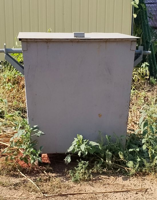 Продаём мусорные баки.