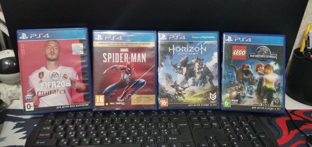 SONY  PLAYSTATION 4 (1tb) + 4 диска в подарок