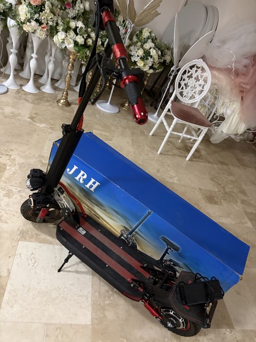 Vand trotineta electrica JRH , este impecabila