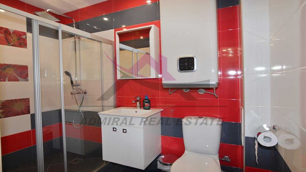 Тристаен -обзаведен -Лятно кино