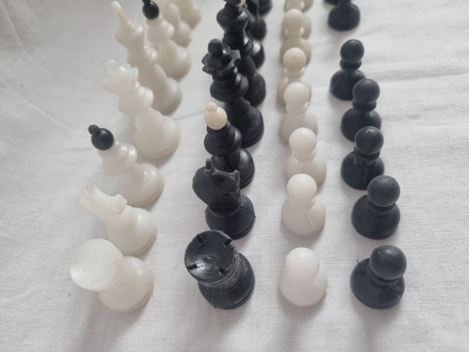Piese de șah din plastic, românești, vechi