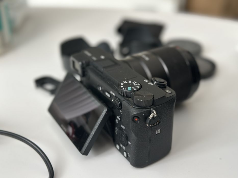 Sony A6400 + обектив Sony FE 35mm F1.8 , зарядно, 2 сенника и чанта