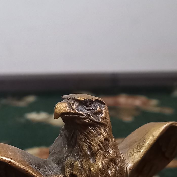 Статуя орла который смотрит на цел...