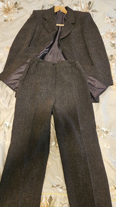 Костюм от две части.
