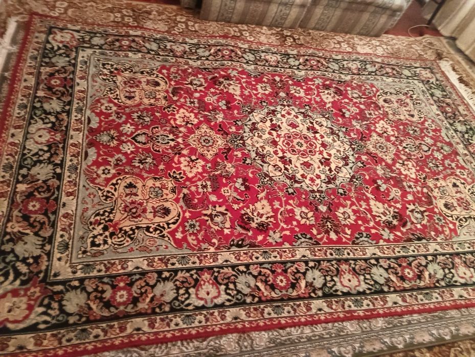 Ковер из натуральной шерсти со стены.