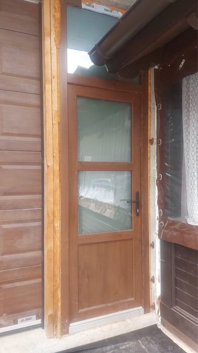 Usa  de garaj + usa normala intrare separata