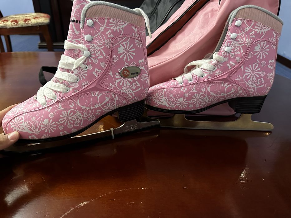 Продаю женские и мужские коньки 37 и 40 размеров.