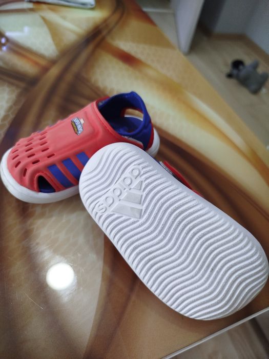 Сандали и маратонки Адидас