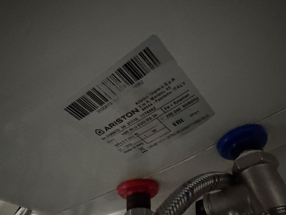 Водонагреватель Ariston 30л (еще на гарании)