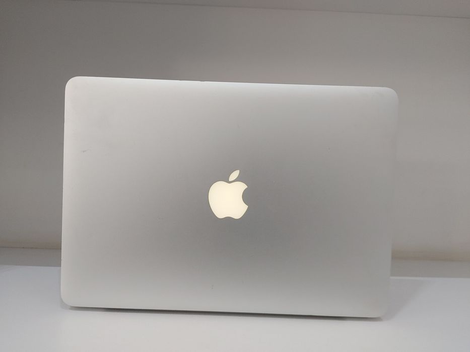 Macbook pro 2015 core i5 8GB 250GB