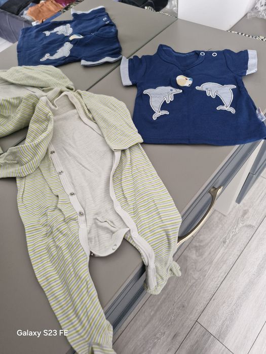 Donez haine bebe 4-6 luni+ jucarii