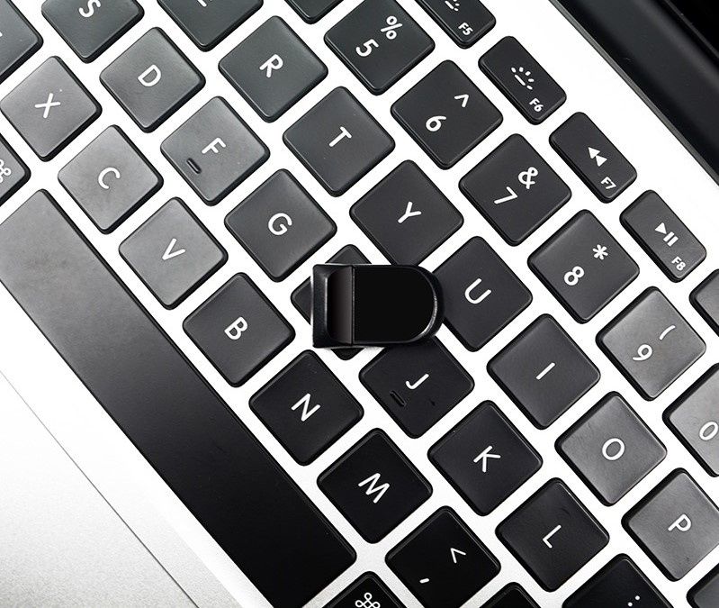 Флашка - USB 2.0 и един micro USB (OTG) 16 GB