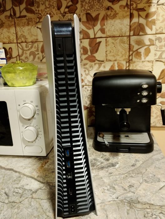 Продавам PS5 без дискове в много добро състояние използвана малко!