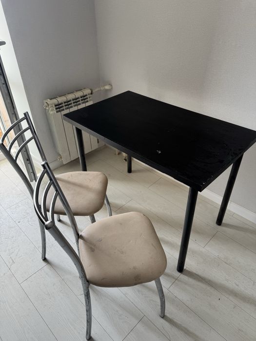 Стол и два стула