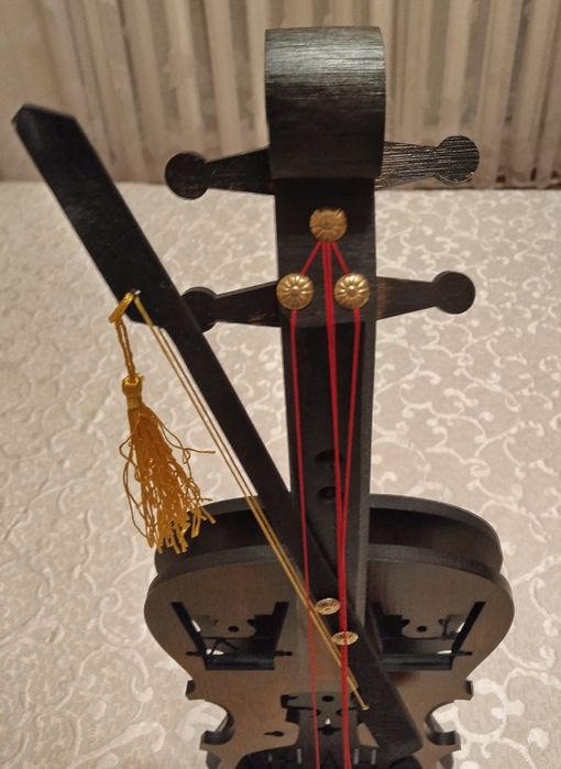 Цигулка за декорация