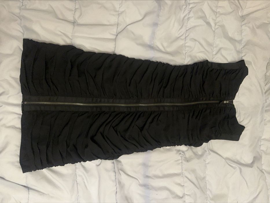 Къса черна рокля