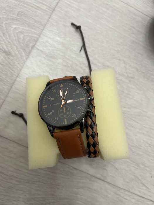 Часы наручные с браслетом