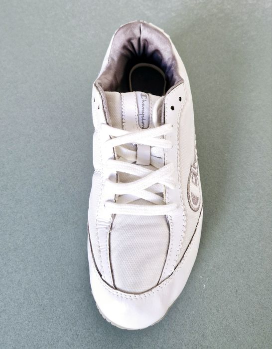 Vând adidași champion