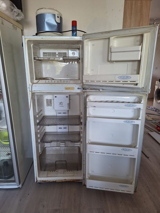 Два холодильника, витрины и обычную продаю