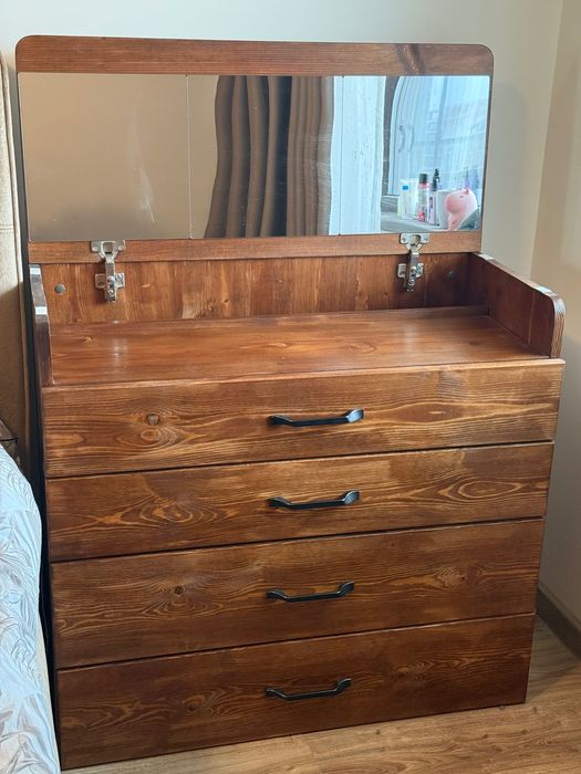 Дамска тоалетка с огледало