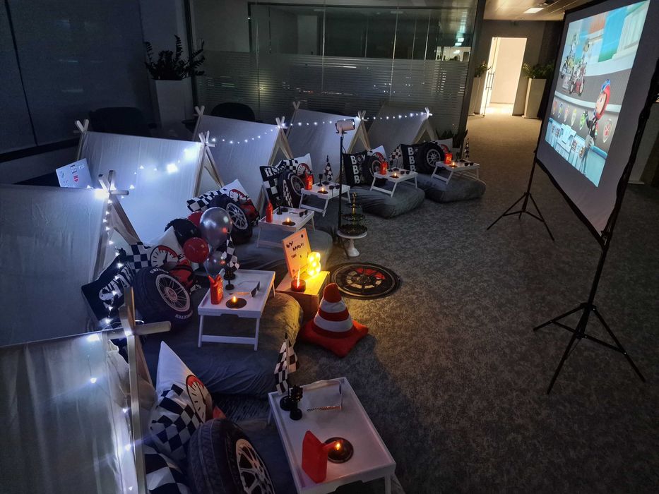 Парти къмпинг с палатки за рожден ден, пикник, празник.