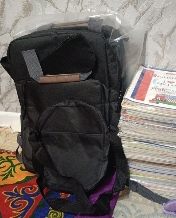 Школьный сумки, тетрады.