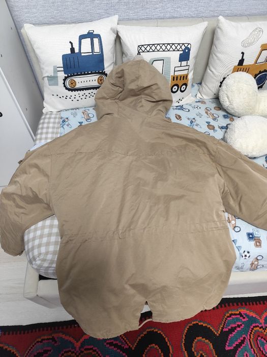 Продам куртку зара.