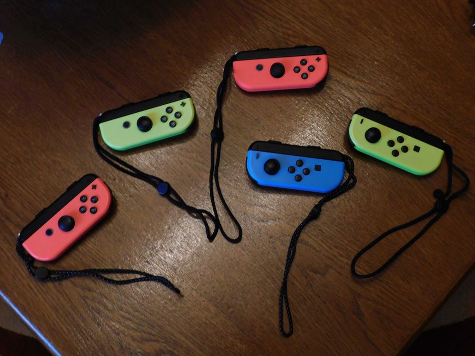 Consolă Nintendo Switch + 18 jocuri originale pe suport fizic (18 carduri) + accesorii complete